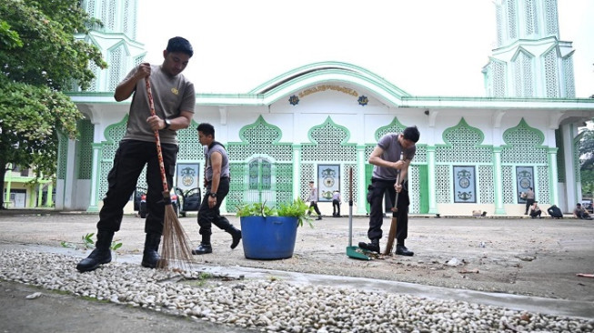 Polda Jambi Gotong Royong Bersihkan Tempat Ibadah Semua Agama